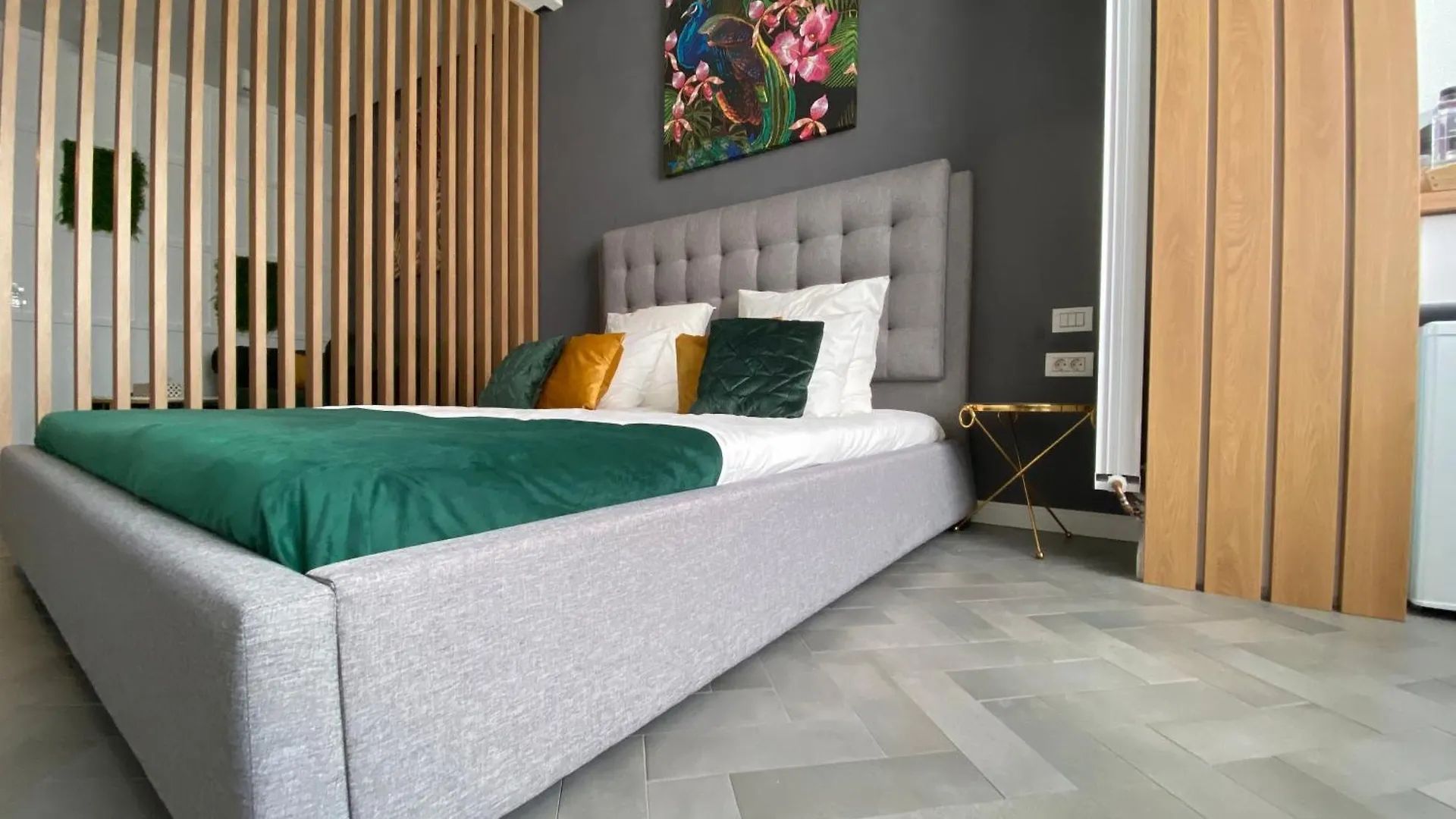 Eden Studio Bucarest 0*,